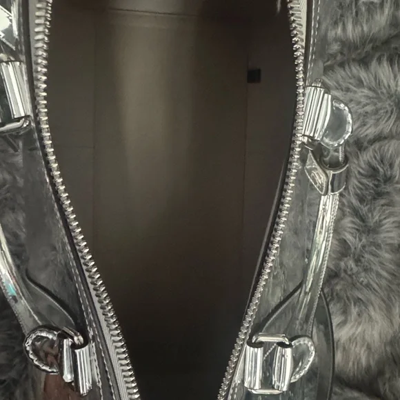 Gucci Silver Travel Bag - Picture 2 of 2